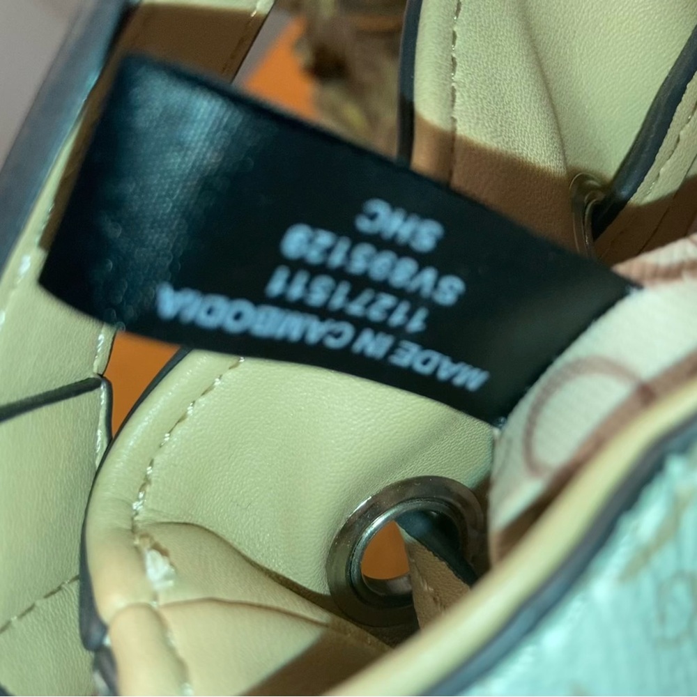 GUESS Beige & Cream Logo Bucket Bag w/Shoulder Strap - Picture 8 of 9